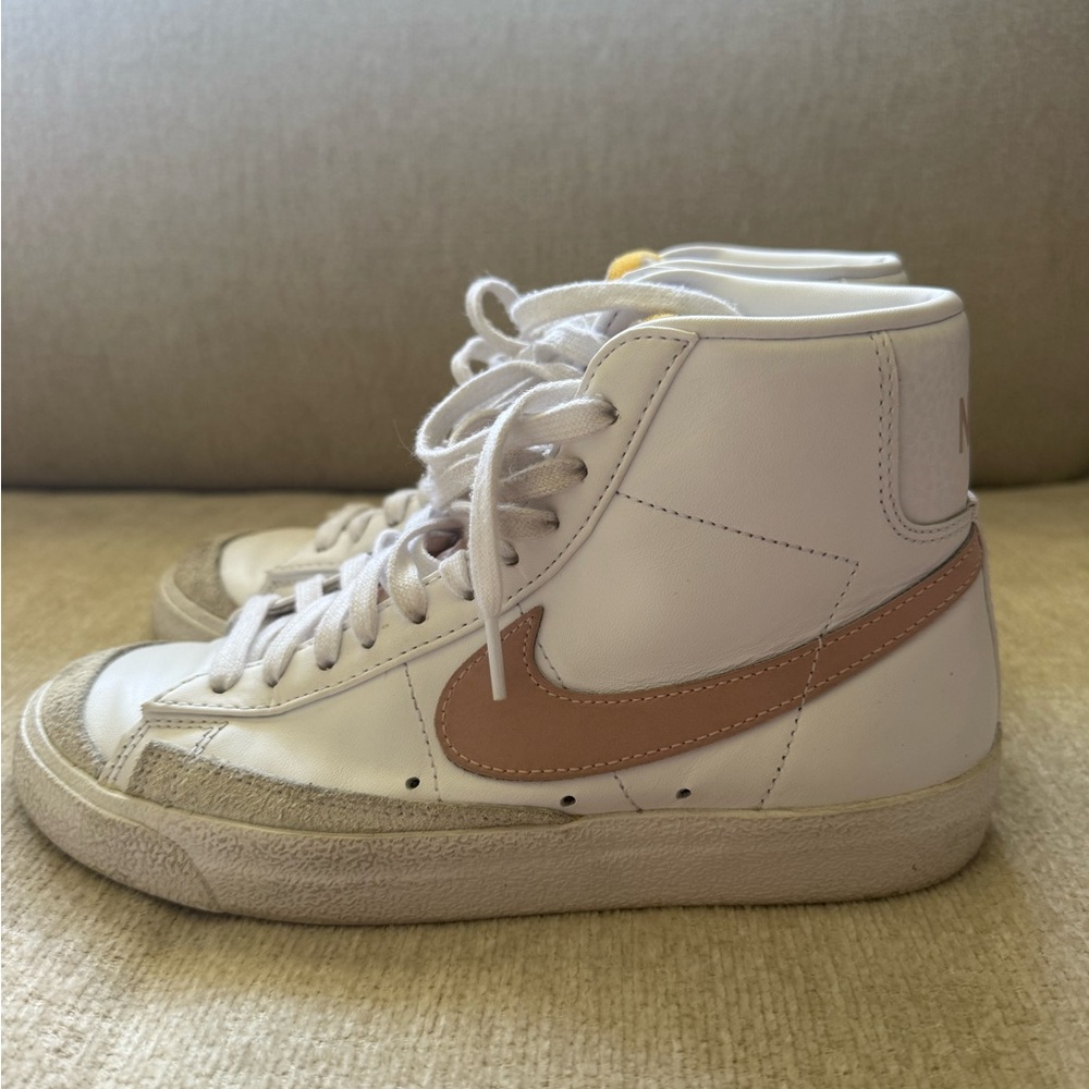 Nike Women’s Blazer Mid ‘77 sneakers. Size 7